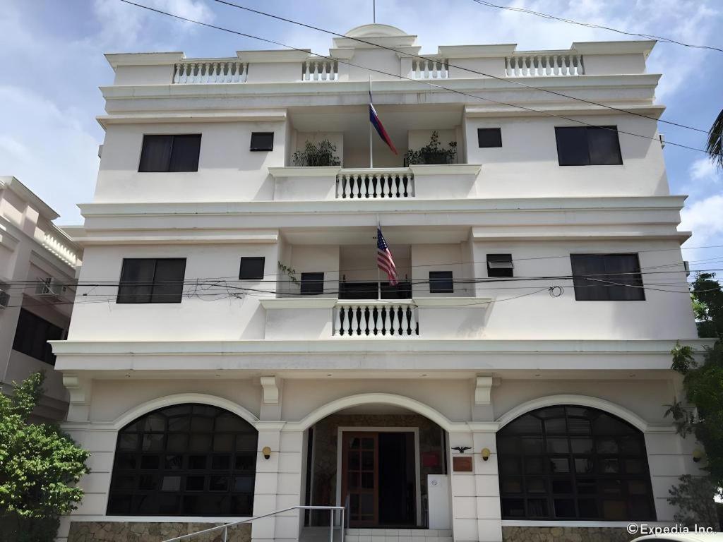 El Haciendero Private Hotel Илоило Экстерьер фото