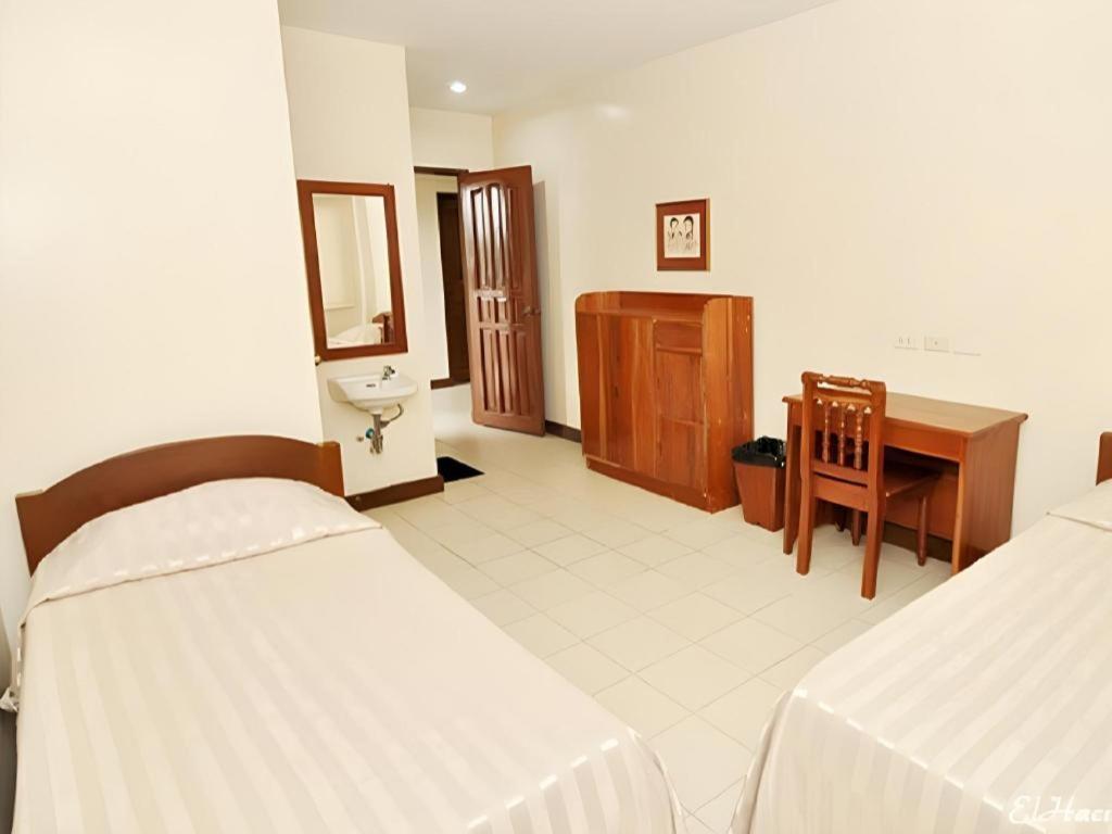 El Haciendero Private Hotel Илоило Экстерьер фото